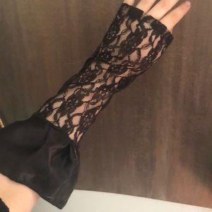 Fingerless lace gloves